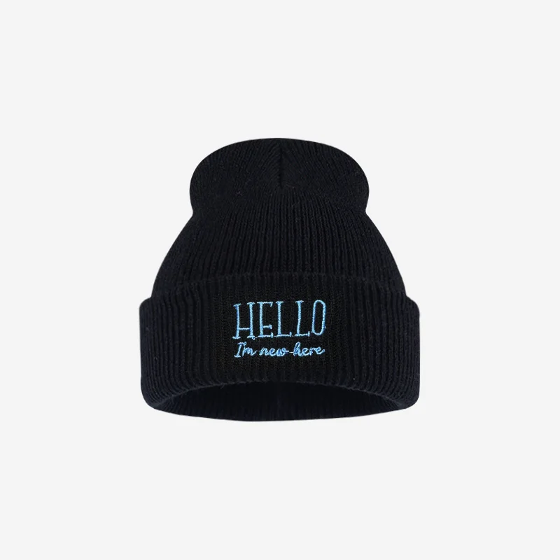 Affascinante e Carino Berretto in Maglia Ricamato "HELLO I'm new‑here" per Bambini 0‑6M, Morbido e Confortevole per Passeggiate Quotidiane, Relax a Casa e Piccoli Ritrovi Familiari