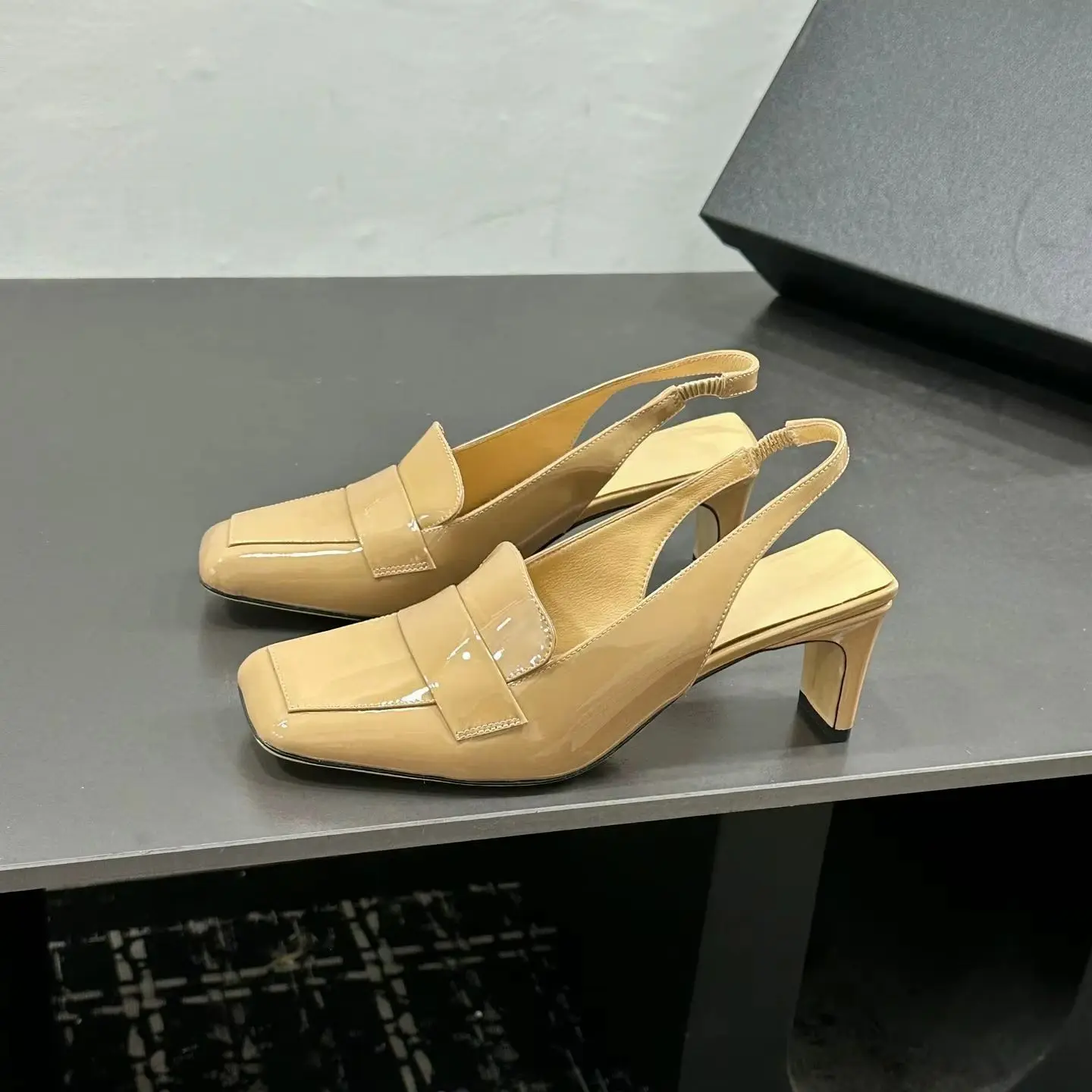 Mocassini slingback da donna in pelle verniciata color albicocca, punta quadrata, tacco grosso, sandali con cinturino elastico, senza retro, in finta pelle, scarpe eleganti per uf…