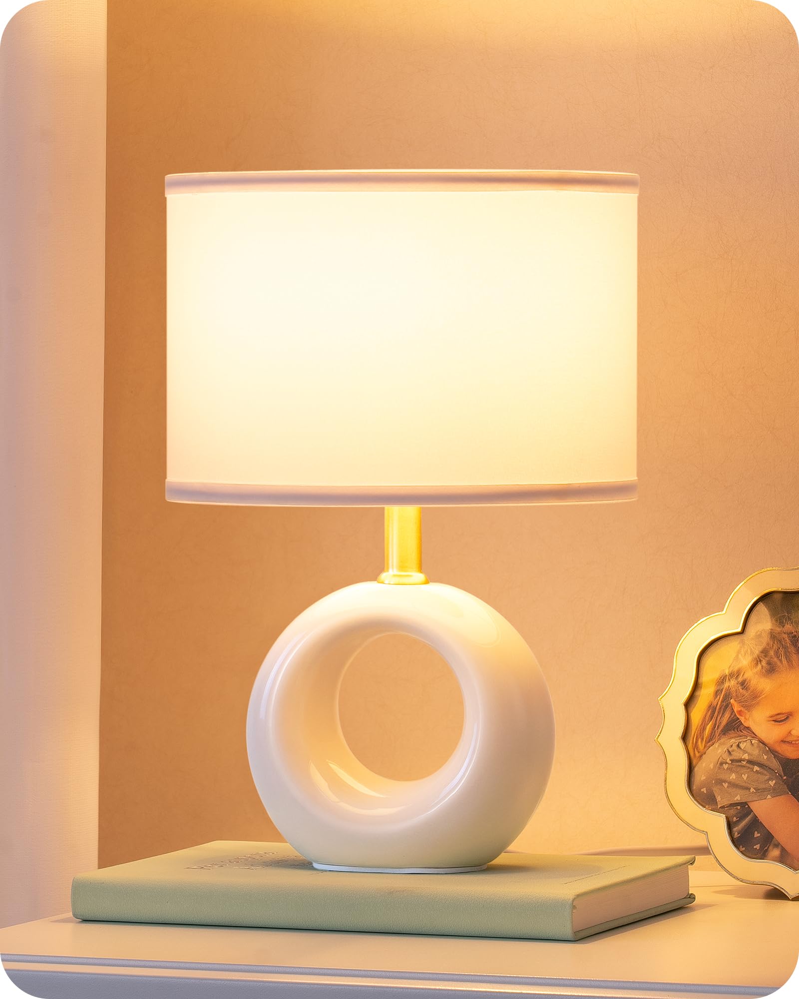 EDISHINE Lampada Comodino LED, Base Ceramica, Paralume Cotone, Bianco | Base Ceramica Crema, Lampadina E14 Inclusa, Bianco Caldo 2700 K, per Camera, Soggiorno
