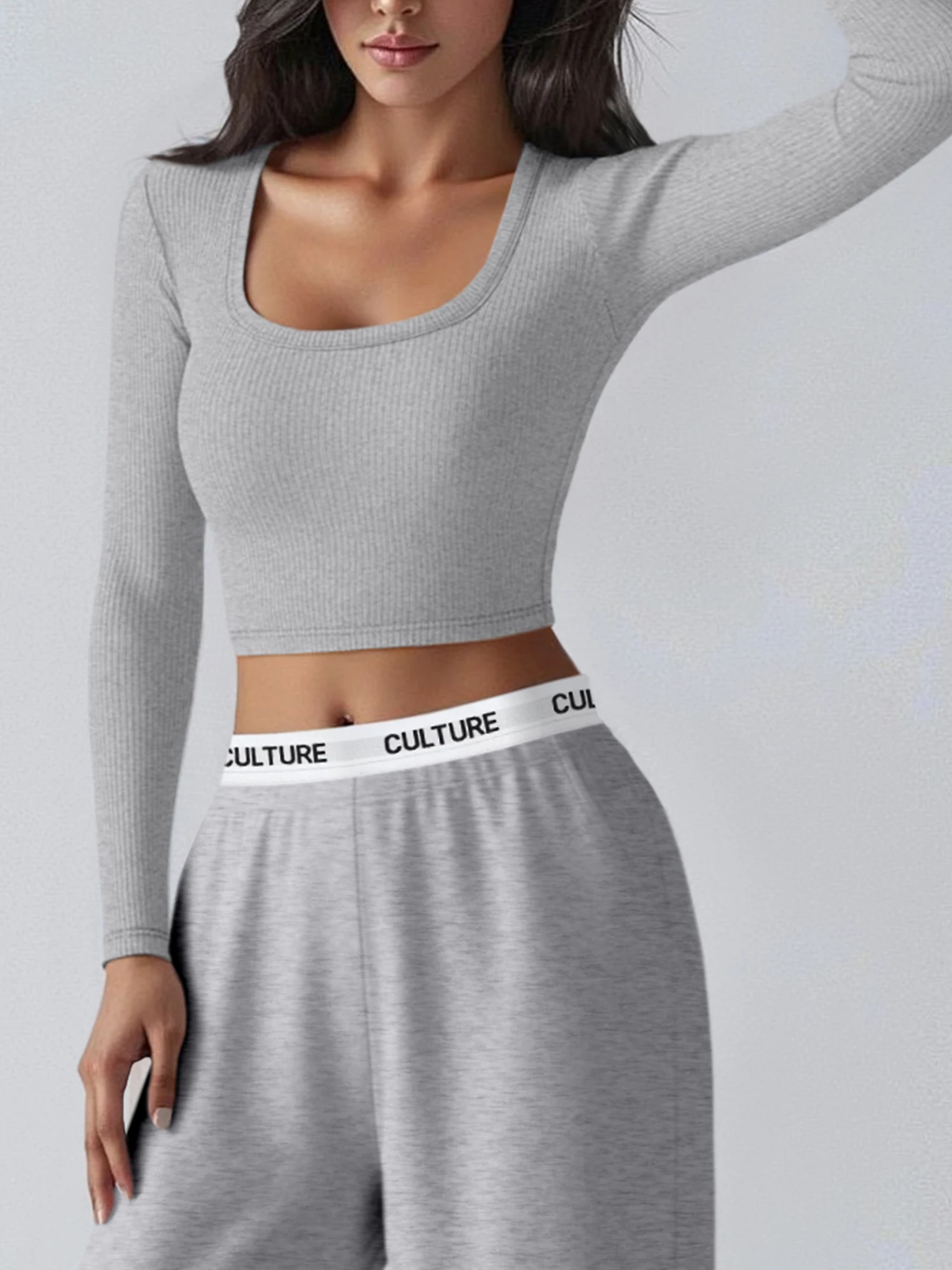 Maglietta sportiva corta traspirante, con scollo quadrato ampio, ideale per lezioni di fitness e l'abbigliamento quotidiano attivo.
