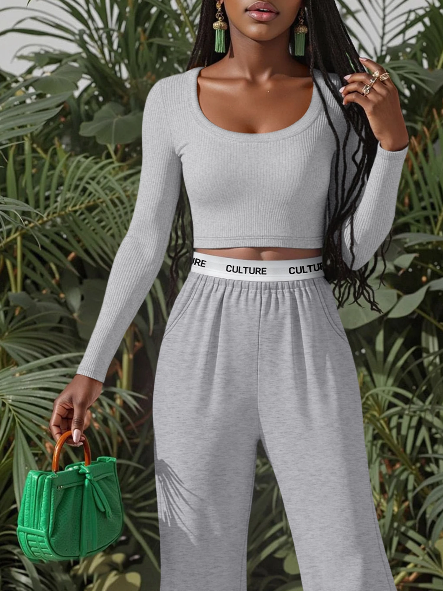 Top corto in maglia morbida, con scollo quadrato ampio, ideale per il fitness indoor e lo sport casual.
