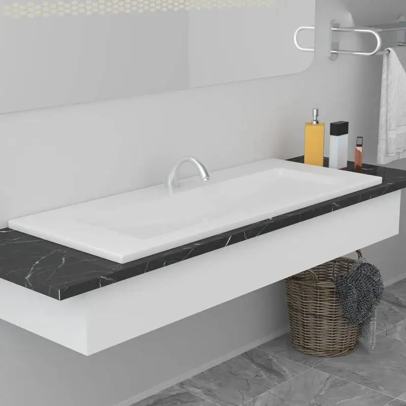 Lavabo da incasso in ceramica bianca di alta qualità con dimensioni di 101×39,5×18,5 cm e bordo in ceramica di 4 cm di spessore. Dotato di trogolo di scarico e di un foro di scari…