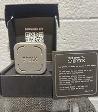 Accessorio telefonico BRICK grigio con scatola, scheda QR Code e scheda di benvenuto
