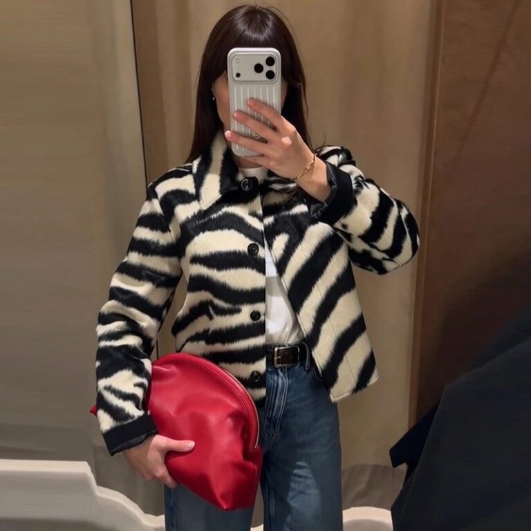 Cappotto in peluche con colletto a revers, monopetto, fantasia zebrata, in ecopelliccia, giacca corta, vestibilità ampia, capo esterno corto, ideale per l'autunno e l'inverno.