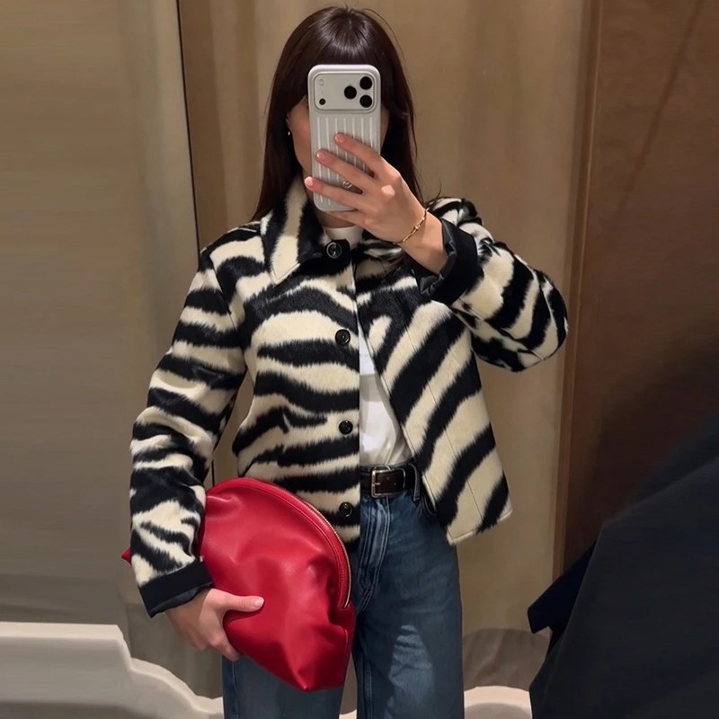 Cappotto in peluche con colletto a revers, monopetto, fantasia zebrata, in ecopelliccia, giacca corta, vestibilità ampia, capo esterno corto, ideale per l'autunno e l'inverno.