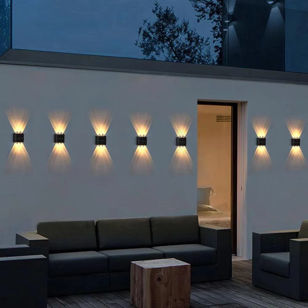 Lampada Solare a LED da Parete per Esterni, Impermeabile, Accensione dal Crepuscolo all'Alba, per Recinzioni, Giardino, Cortile, Vialetto, Patio, Decorazione Casa