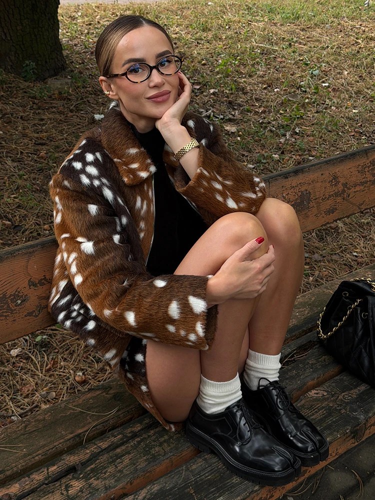 Giacca da donna in ecopelliccia con stampa cervo Bambi, colletto a revers, cerniera, cappotto corto, marrone, bianco, macchiettato, soffice, peloso, capo d'abbigliamento invernale…