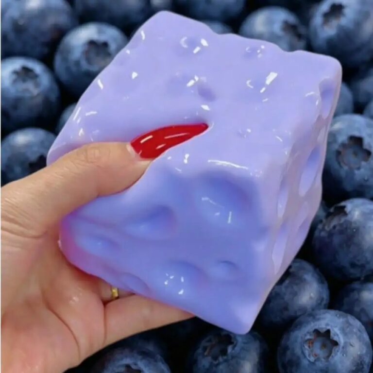 Nuovo Giocattolo Squishy al Gusto di Cheesecake ai Mirtilli, Morbido e a Lenta Risalita, Antistress, Palla Squeezable per Alleviare la Pressione delle Dita