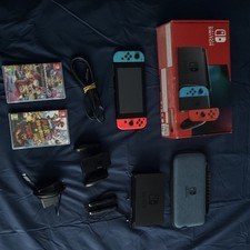 Nintendo Switch completa di accessori. Con custodia + Mario Kart 8 + Mario 3D