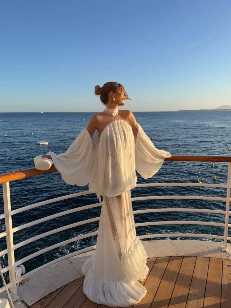 Elegante Abito Lungo Bianco in Chiffon con Spalle Scoperte e Collo Halter, Maniche Lunghe in Rete Trasparente, Vestito Fluido, Nuovo Abito da Sera Formale 2026