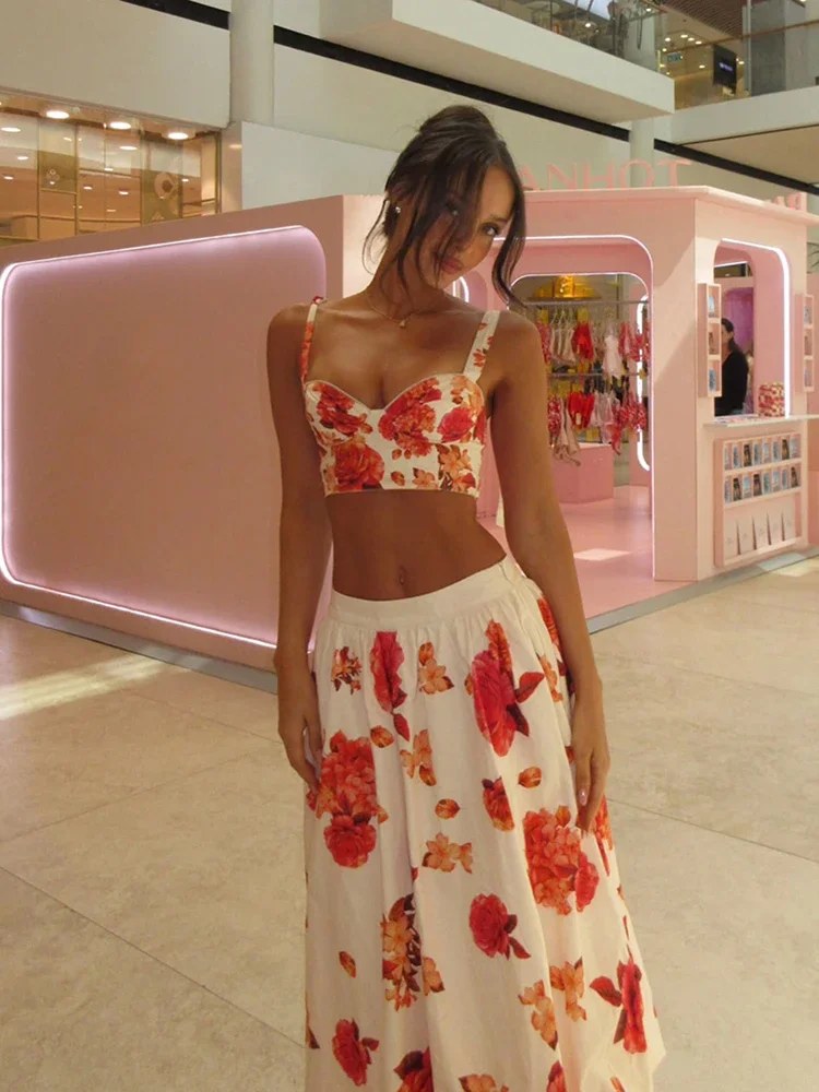 Elegante Completo Floreale Due Pezzi: Top Bustier con Scollo a Cuore e Gonna Midi a Vita Alta Svasata - Outfit Estivo da Donna per Vacanze e Feste
