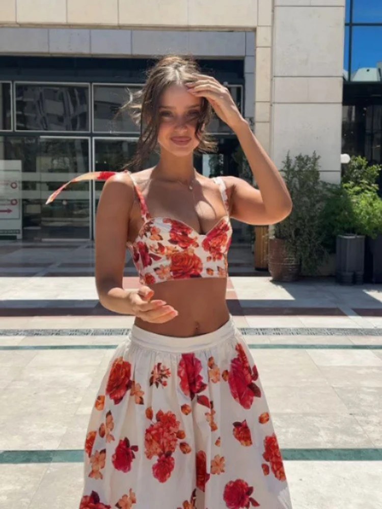 Elegante Completo Floreale Due Pezzi: Top Bustier con Scollo a Cuore e Gonna Midi a Vita Alta Svasata - Outfit Estivo da Donna per Vacanze e Feste