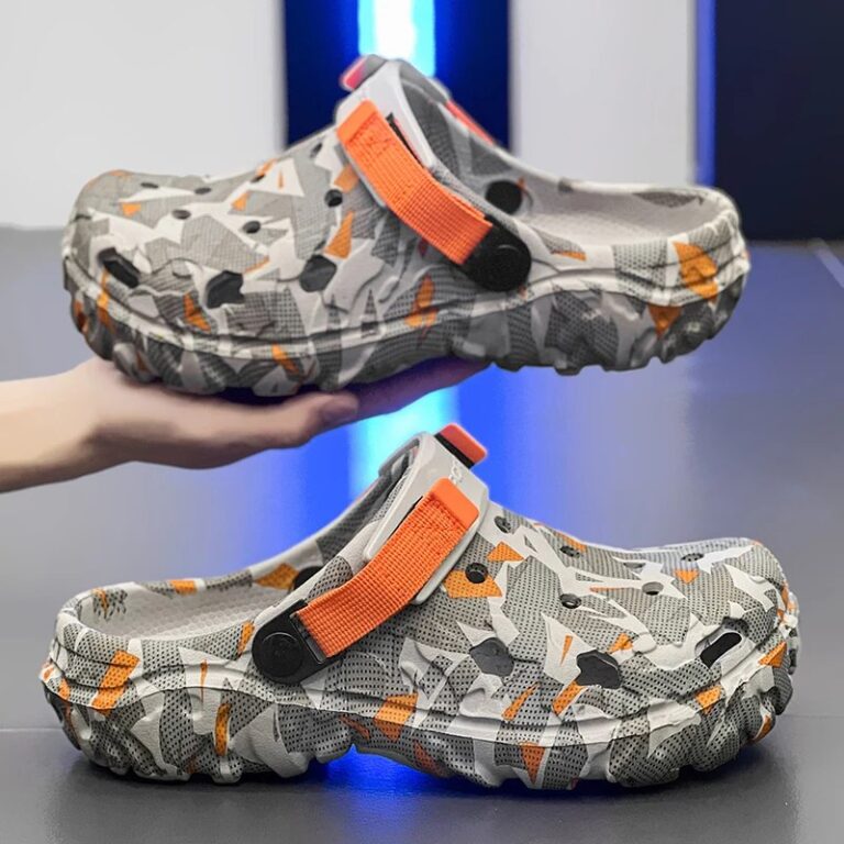 Nuovi zoccoli da uomo Pantofole Sandalo Scarpe da giardino maschili Sandali mimetici piatti Sneakers maschili Infradito da esterno Zoccoli per la casa