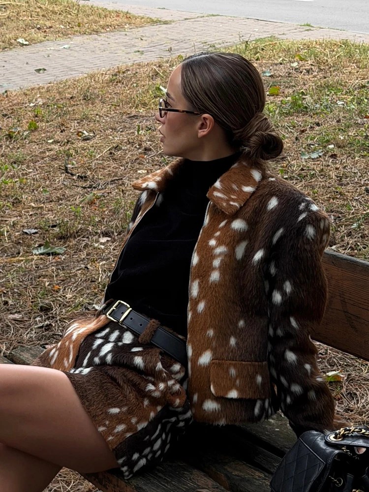Set 2 pezzi in ecopelliccia con stampa a pois e motivo cervo marrone alla moda, cappotto corto con revers chic e mini shorts, abito da festa, abbigliamento autunnale da strada per…