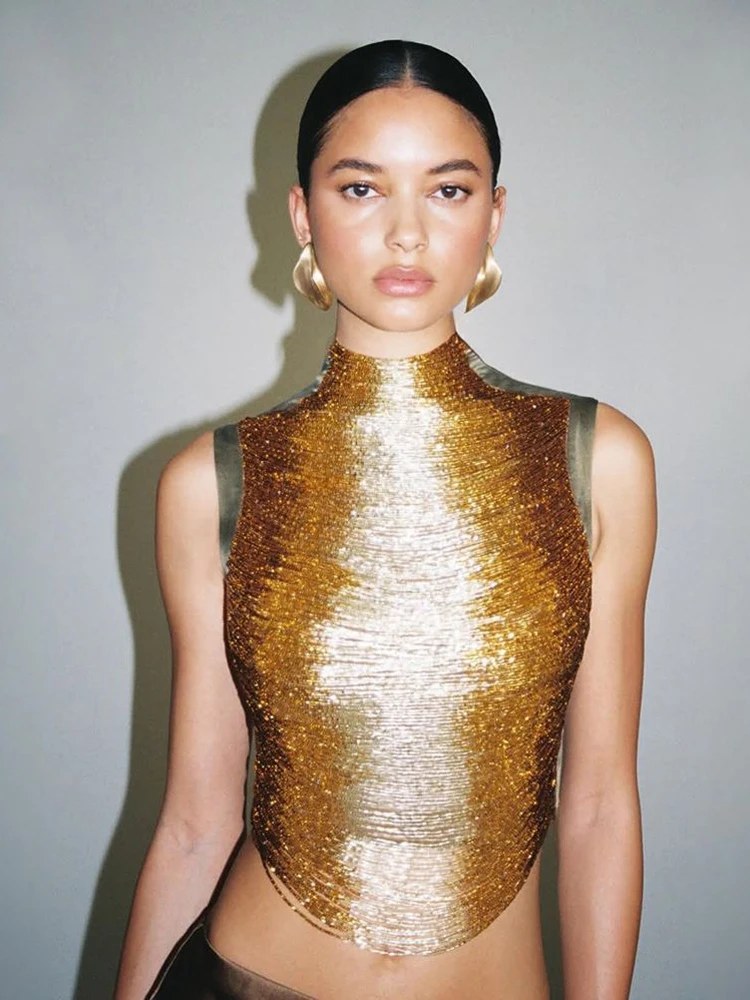 Completo due pezzi con top corto in raso a collo alto con paillettes argento e gonna lunga in raso a vita alta, senza maniche, con top in paillettes arricciato - Collezione 2026